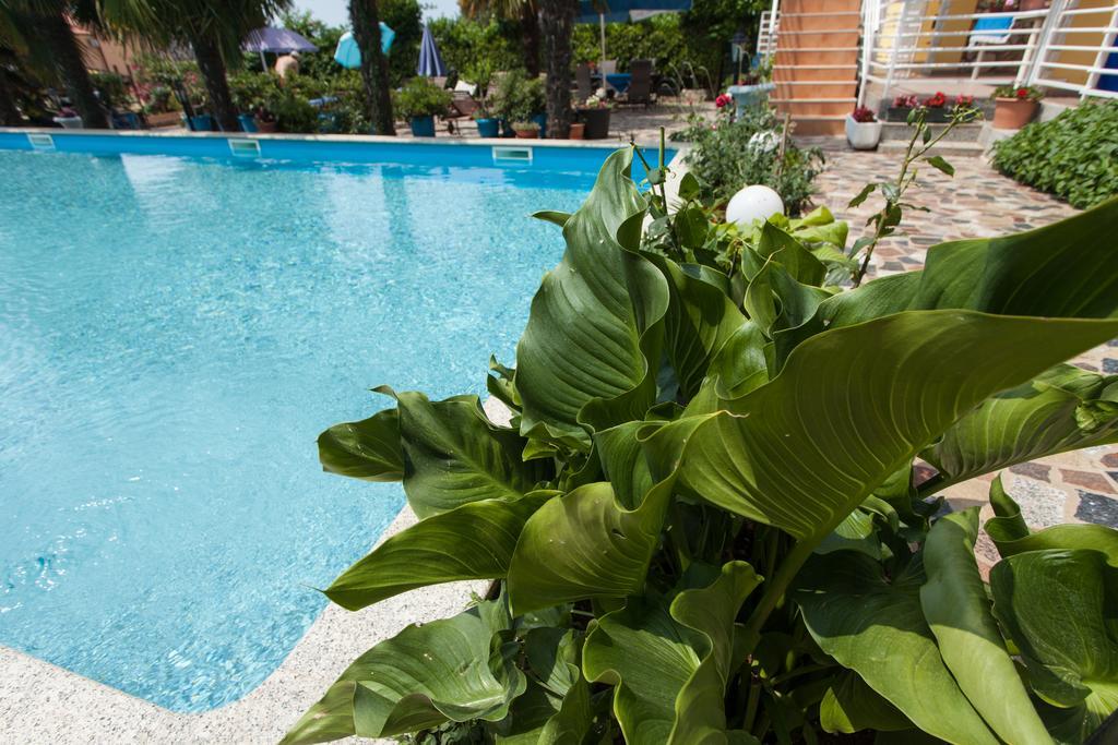 Apartments Paradis ロヴィニ エクステリア 写真
