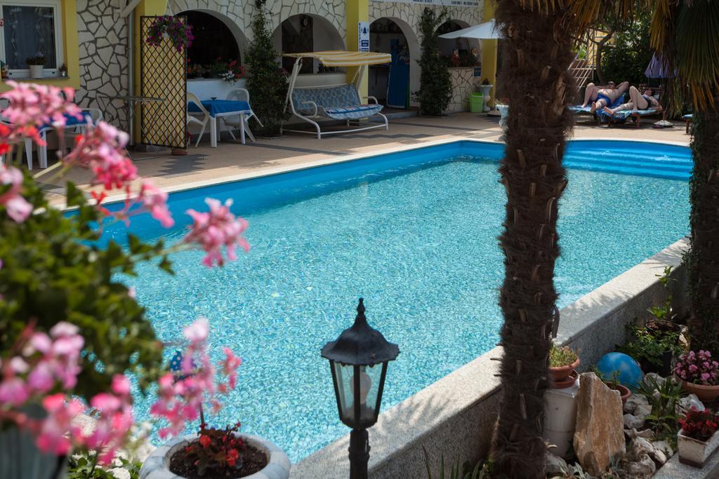 Apartments Paradis ロヴィニ エクステリア 写真