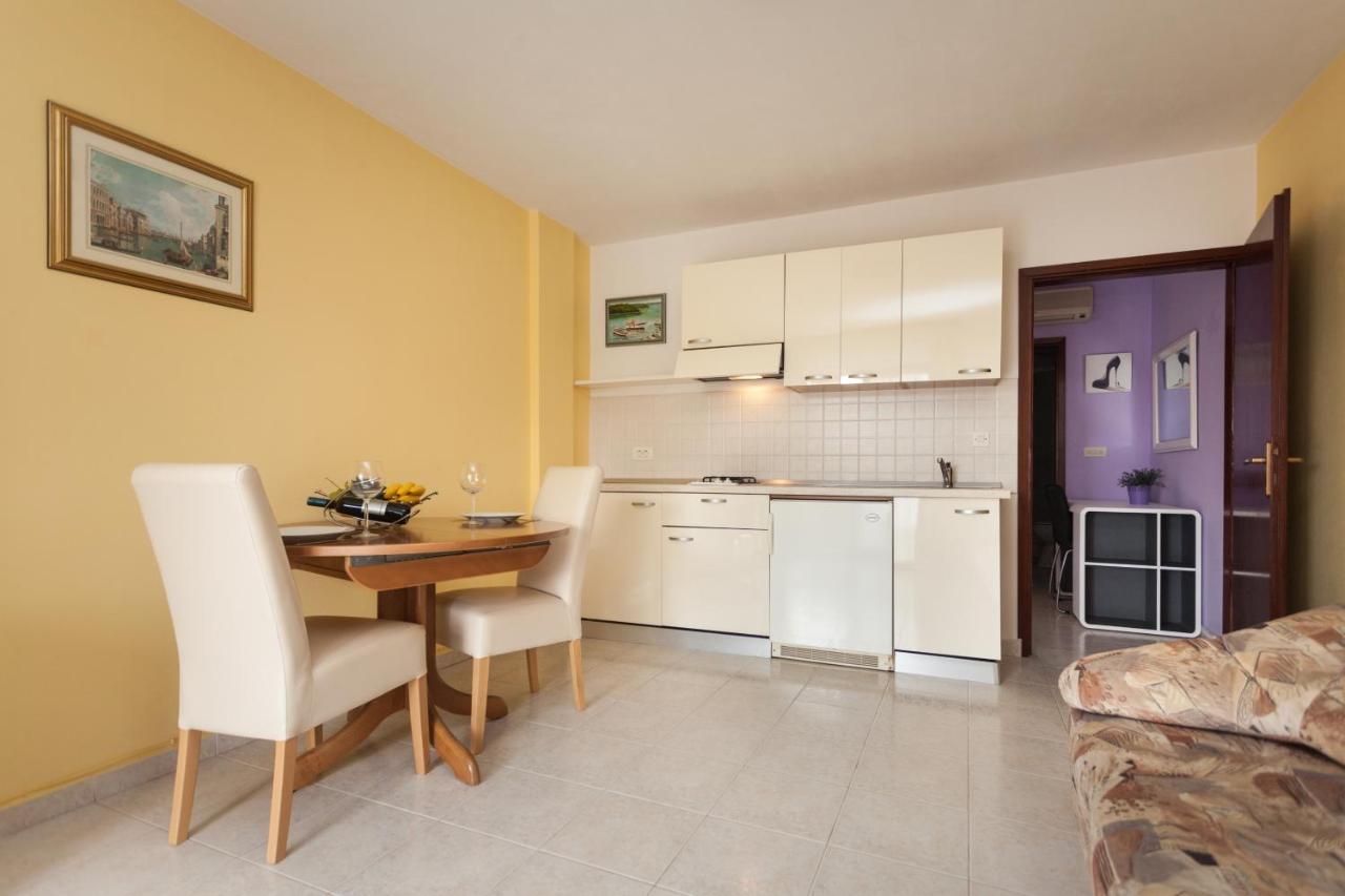 Apartments Paradis ロヴィニ 部屋 写真